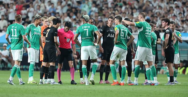 Son Heung-min's teammates and opposition players see him off the pitch in what is likely his last match as a Tottenham Hotspur player in a Coupang Play Series friendly with Newcastle United at Seoul World Cup Stadium on Aug. 3. [YONHAP]