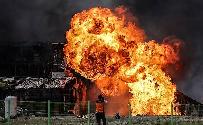 A fire breaks out a cosmetics factory in Yeongcheon, North Gyeongsang, on Aug. 3. [YONHAP]