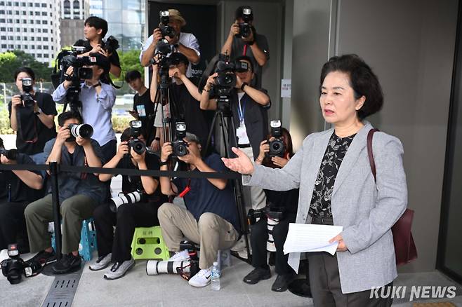 김 전 의원은 "선출직 나가려는 사람이 공천을 위해 노력하는 것, 대선 후보가 대선 조직을 위해 노력하는 것, 당 대표가 당을 운영하는 것에도 문제가 된다하면 특검이나 검찰이 칼을 들이대서 범죄가 아닌 부분이 있느냐"면서 "전형적인 케이스가 제 케이스"라고 주장했다.