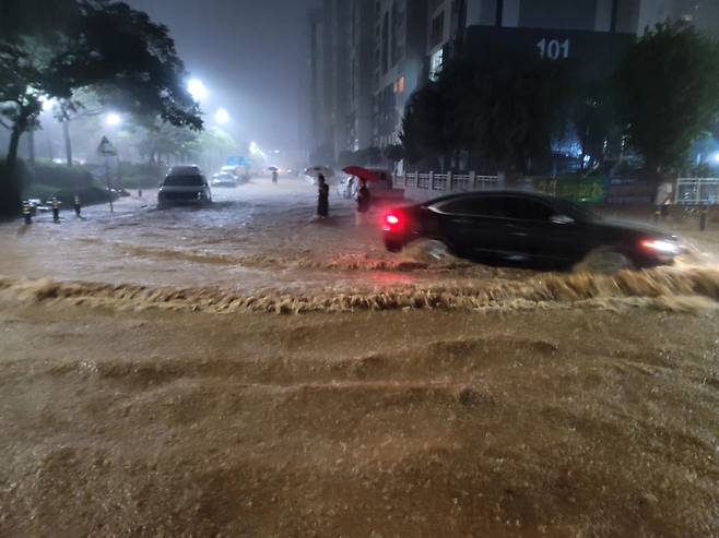 4일 오전 5시를 기해 전남지역에 내려진 호우특보가 모두 해제된 가운데 3일 0시부터 4일 오전 6시까지 누적 강수량은 무안 운남이 257.5㎜로 최고를 기록했다. 물에 잠긴 무안읍 중심도로. /무안군