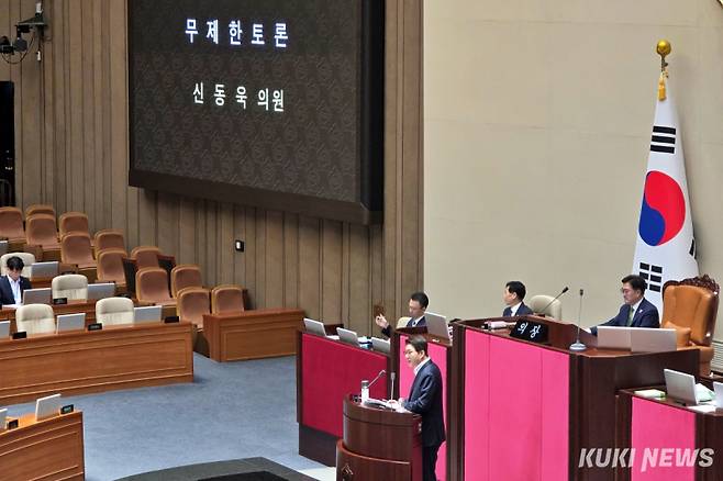신동욱 국민의힘 의원이 4일 서울 여의도 국회 본청 본회의장에서 방송법 개정안 처리를 막기 위해 필리버스터 첫 주자로 나서 발언하고 있다. 김건주 기자