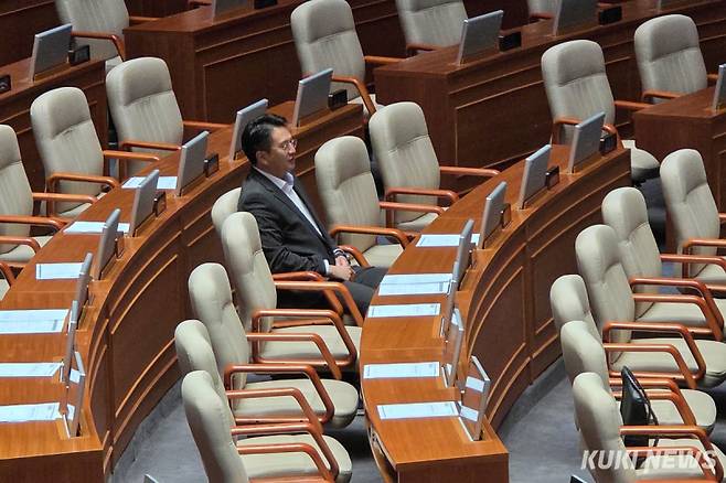 전용기 더불어민주당 의원이 국민의힘의 필리버스터 시작 후 반대 이유를 듣기 위해 앉아 있다. 김건주 기자