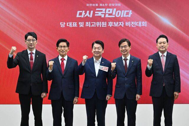 국민의힘 8·22 전당대회에 출마한 당대표 후보들이 3일 서울 여의도 중앙당사에서 열린 비전대회에 참석해 자신만의 혁신안을 밝힌 뒤 기념촬영을 하고 있다. 왼쪽부터 주진우 김문수 안철수 조경태 장동혁 후보. 최현규 기자