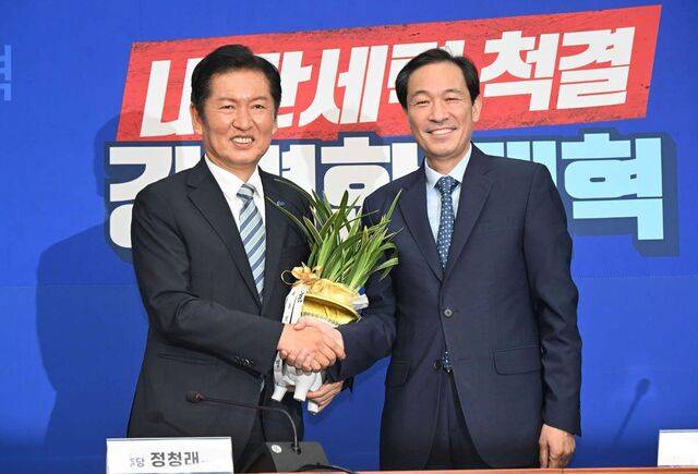 정청래 더불어민주당 신임 당대표가 4일 국회를 예방한 우상호 대통령실 정무수석으로부터 이재명 대통령의 취임 축하 난을 전달받고 있다. 정 대표는 ‘당·정·대 원팀’을 강조했다. 최현규 기자