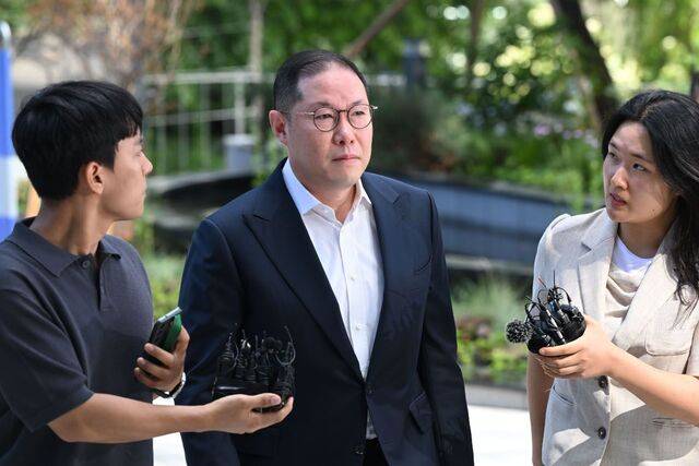 조현상 HS효성 부회장이 4일 서울 종로구 KT광화문빌딩 웨스트에 마련된 김건희 특검팀 사무실에 피의자 신분으로 출석하고 있다. 특검팀은 조 부회장을 상대로 김건희 여사의 집사로 불린 김예성씨가 설립에 참여한 IMS모빌리티에 부당하게 투자한 혐의를 조사했다. 윤웅 기자