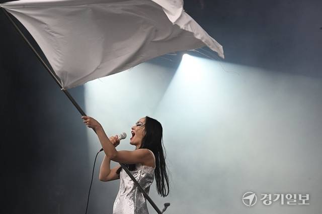 20주년을 맞은 인천펜타포트 락 페스티벌의 대미를 장식한 한국 락의 대표 주자 ‘자우림’. 윤원규기자