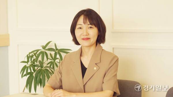홍정민 전 의원이 스타트업 무료 법률 컨설팅 등 지역과 함께 성장할 계획에 대해 설명하고 있다. 신진욱기자