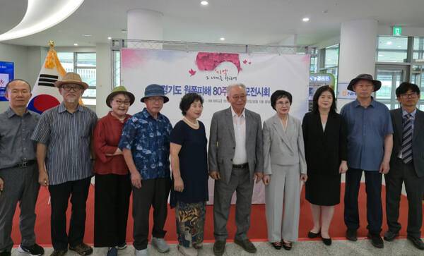 4일 경기도의회 로비에서 열린 원폭피해 추모 전시회에 참석한 박상복 ㈔경기도원폭피해자협의회장, 이대수 아시아평화시민네트워크 대표 등이 기념사진을 촬영하고 있다. 이진기자