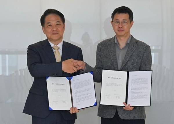 ▲이성철 한국일보 사장(왼쪽)과 유환구 전 전국언론노동조합 한국일보지부장이 지난해 4월 한국일보 본사에서 '생성형 AI 활용 준칙' 조인식에서 악수하고 있다. 사진=한국일보 제공