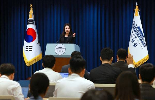 ▲강유정 대통령실 대변인이 서울 용산 대통령실에서 기자들과 질의응답을 진행하고 있다. ⓒ연합뉴스