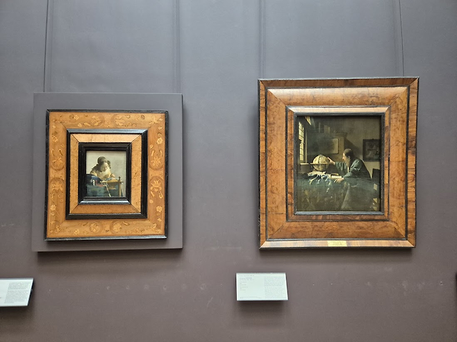 루브르 박물관의 베르메르는 작고 귀엽다.  [레이스 뜨는 여인](왼쪽)과 [천문학자] ©김슬기