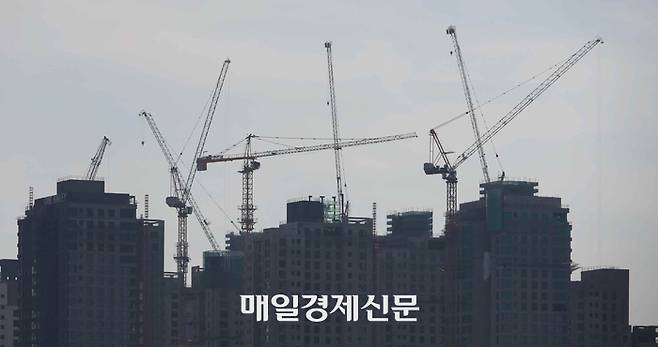 아파트 건설현장에 멈춰 서 있는 타워크레인 모습 [박형기 기자]