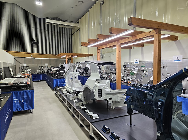 글로벌 자동차 회사의 절개된 전기차와 부품 등이 전시된 하마마쓰시의 차세대자동차센터 벤치마크실. [도쿄 이승훈 특파원]