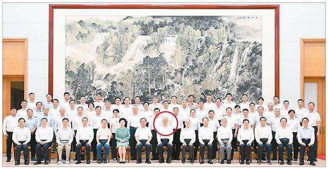 각계 전문가들 만난 공산당 서기시진핑 총서기(국가주석)의 위임을 받은 차이치 중국공산당 중앙서기처 서기(공식 서열 5위·앞줄 가운데·붉은 원)가 3일 여름 휴양지인 '베이다이허'를 찾아 첨단 과학기술·사회과학 분야의 저명한 전문가들과 함께 기념촬영을 하고 있다. 중국 지도부는 이날부터 베이다이허에 모여 주요 인사와 정책 등을 논의하는 '베이다이허 회의'를 시작한 것으로 보인다.  신화연합뉴스