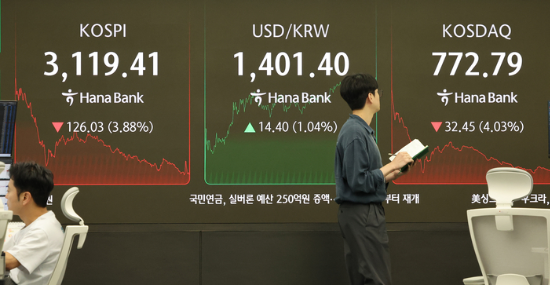1일 서울 중구 하나은행 본점 딜링룸에서 직원들이 업무를 보고 있다. 이날 코스피는 전장보다 126.03포인트(3.88%) 내린 3119.41에 장을 마쳤다. (사진=연합뉴스)