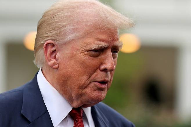 (워싱턴DC 로이터=뉴스1) 류정민 특파원 = 도널드 트럼프 미국 대통령이 1일(현지시간) 미국 워싱턴DC 백악관에서 뉴저지로 출발하기 위해 '마린 원'(미 대통령 전용헬기)에 탑승하기 전 기자들과 만나 질문에 답하고 있다. 2025.08.01.  ⓒ 로이터=뉴스1  Copyright (C) 뉴스1. All rights reserved. 무단 전재 및 재배포,  AI학습 이용 금지. /사진=(워싱턴DC 로이터=뉴스1) 류정민 특파원