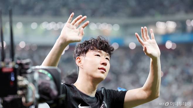 토트넘 손흥민이 3일 서울월드컵경기장에서 열린 '2025 쿠팡플레이시리즈 토트넘 홋스퍼와 뉴캐슬 유나이티드 경기를 마무리 한후 그라운드를 돌며 인사를 하고 있다.   2025.08.3. /사진=강영조 cameratalks@