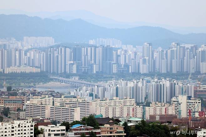 (서울=뉴스1) 황기선 기자 = 정부의 6·27 대출 규제 시행 후 서울 아파트 매맷값 상승 폭이 줄면서 집값 안정화에 대한 기대감이 커진 3일 서울 시내 아파트 단지가 보이고 있다.   한국부동산원에 따르면 지난달 28일 기준 서울 아파트 매맷값은 전주 대비 0.12% 올랐다. 다만 상승 폭은 6월 23일(0.43%) 이후 5주 연속 줄고 있다. 2025.8.3/뉴스1  Copyright (C) 뉴스1. All rights reserved. 무단 전재 및 재배포,  AI학습 이용 금지. /사진=(서울=뉴스1) 황기선 기자