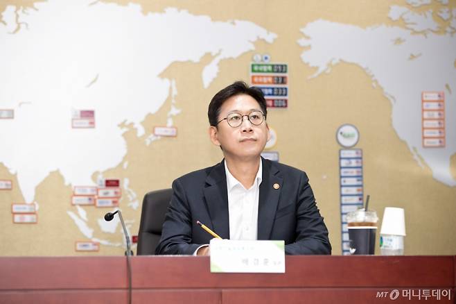 [서울=뉴시스] 김근수 기자 = 배경훈 과학기술정보통신부 장관이 27일 오후 서울 송파구 한국인터넷진흥원 인터넷침해대응센터를 방문해 사이버 위협에 대한 대응체계를 점검하고 있다. (사진= 과학기술정보통신부 제공) 2025.07.27.  /사진=김근수