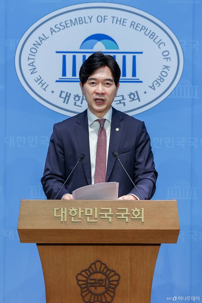 (서울=뉴스1) 안은나 기자 = 박성훈 국민의힘 수석대변인이 21일 서울 여의도 국회 소통관에서 강선우 여성가족부 장관 후보자 임명 강행을 규탄하는 내용의 논평을 하고 있다. 2025.7.21/뉴스1  Copyright (C) 뉴스1. All rights reserved. 무단 전재 및 재배포,  AI학습 이용 금지. /사진=(서울=뉴스1) 안은나 기자