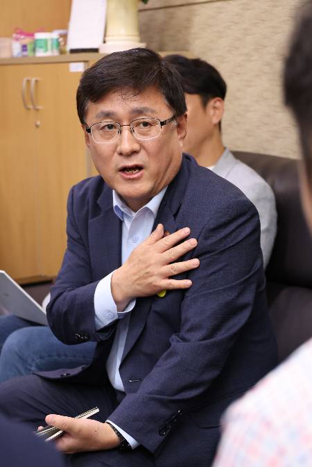 김성환 환경부 장관이 4일 세종시 정부세종청사에서 열린 출입기자 간담회에서 질문에 답변하고 있다. 2025.08.04. ppkjm@newsis.com /사진=뉴시스