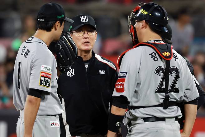 KT위즈와 삼성 라이온즈가 5연패에 빠지며 가을야구와 멀어지고 있다. 사진은 이강철 KT 감독의 모습. /사진=뉴스1