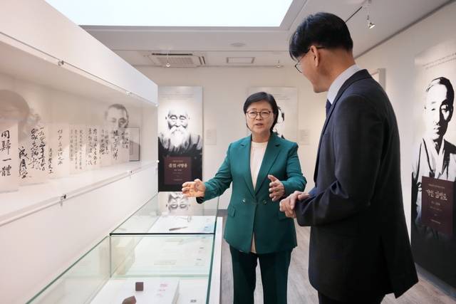 이순희(왼쪽) 서울 강북구청장이 1일 근현대사기념관의 특별전시 ‘무너미에 깃든 독립운동가의 숨결’을 둘러보고 있다. 강북구청 제공