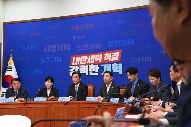 첫 회의부터 ‘강경’  : 정청래(왼쪽 세 번째) 더불어민주당 대표가 4일 오전 국회에서 취임 뒤 처음으로 최고위원회의를 주재하고 있다. 백드롭(펼침막)에는 ‘내란세력 척결, 강력한 개혁’이라는 문구가 적혀 있다.  문호남 기자