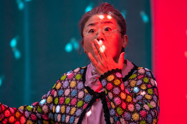 영화 ‘좀비딸’의 밤순 캐릭터를 연기한 이정은. 웹툰 속 인물을 그대로 실사화한듯한 높은 싱크로율을 보인다. NEW제공