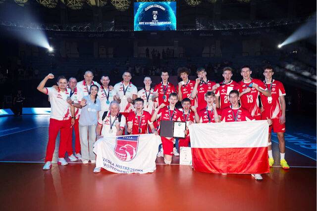 19세 이하 세계선수권에서 준우승을 차지한 폴란드./FIVB