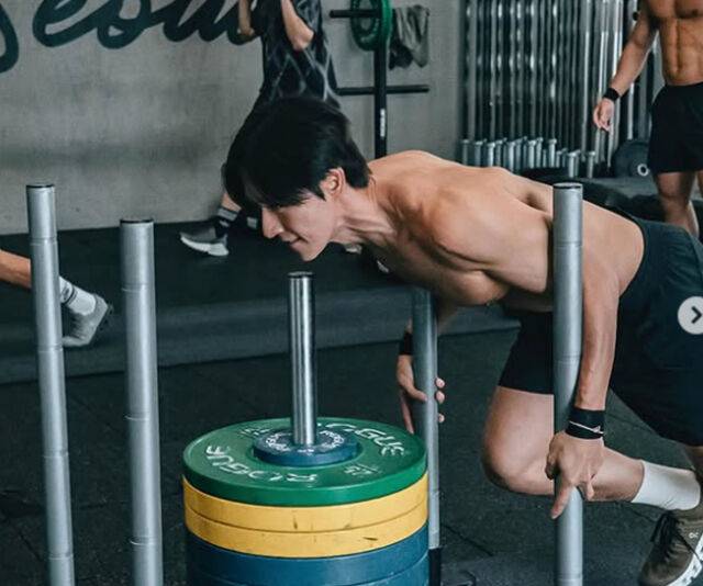 박해진이 체육관에서 이를 악물고 운동하고 있다. / 박해진 소셜미디어