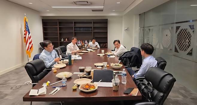 대미협상단이 하워드 러트닉 미 상무장관을 만나기 위해 미 워싱턴D.C에서 뉴욕으로 이동한 후 숙소에서 회의를 하고 있는 모습. 왼쪽부터 여한구 통상본부장, 안홍상 미주통상과장, 윤영범 통상본부장 비서관, 박정성 무역투자실장, 김정관 산업부 장관. [김정관 산업통상자원부 장관 공식 페이스북 캡쳐화면]