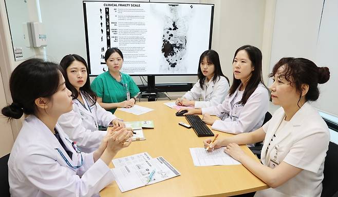 서울아산병원이 중증 노년 환자 통합 진료 시스템 ‘위드원(WithONE)’을 운영 중이다. 백지연 서울아산병원 노년내과 교수(오른쪽에서 두 번째)와 약사, 영양사, 사회복지사 등 의료진이 다학제 미팅을 통해 중증 노년 환자 맞춤형 진료 계획을 수립하고 있다.