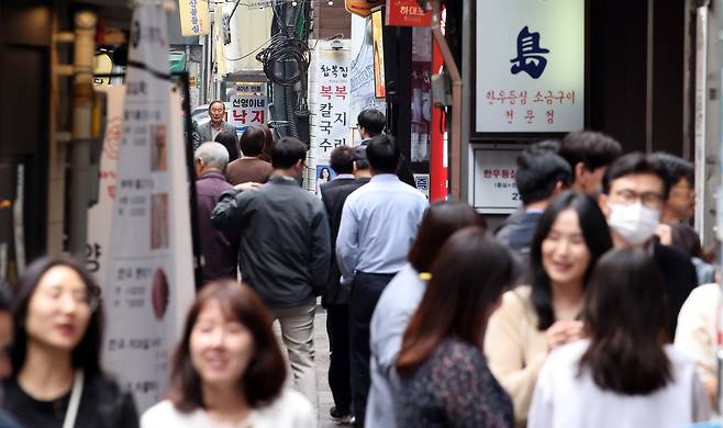 점심시간 직장인들이 서울 시내 한 식당가를 이용하고 있다. [뉴시스]