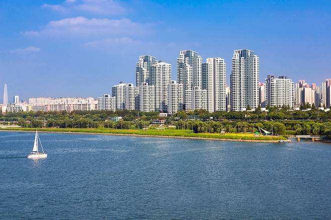 한강변에 위치한 서울 반포는 뛰어난 교육 인프라와 교통 편의성, 재건축 등을 앞세워 최고의 주거지로 급부상하고 있다. 사진은 아크로리버파크 모습 [DL이앤씨 제공]