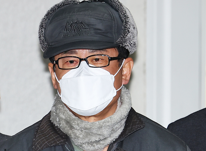 ‘12·3 비상계엄 사태’ 기획에 관여한 혐의로 구속된 노상원 전 국군정보사령관이 지난해 12월 24일 서울 은평구 서울서부경찰서에서 검찰로 송치되고 있다. [연합]