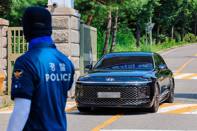 김건희 여사 관련 의혹들을 수사하는 민중기 특별검사팀 차량이 지난 1일 윤석열 전 대통령에 대한 체포영장 집행에 실패한 뒤 경기도 의왕시 서울구치소에서 나오고 있다. [연합]