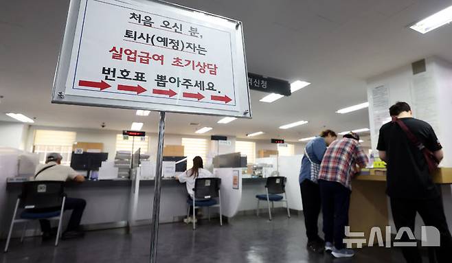 [서울=뉴시스] 추상철 기자 = 9일 오후 서울 마포구 서부고용복지플러스센터에서 시민들이 실업급여 신청 상담 및 서류작성을 하고 있다. 지난달 구직자 1인당 일자리 개수가 0.37개에 불가한 것으로 집계됐다. 5월 기준으로는 국제통화기금(IMF) 사태 발생 직후인 1998년 5월 이후 최저인 것으로 나타났다. 2025.06.09. scchoo@newsis.com