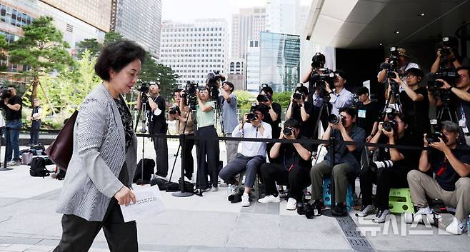 [서울=뉴시스] 홍효식 기자 = 김영선 전 국민의힘 의원이 4일 서울 종로구 KT 광화문빌딩 웨스트에 마련된 윤석열 전 대통령 부인 김건희 여사 의혹을 수사하는 민중기 특별검사 사무실로 출석하고 있다. 2025.08.04. yesphoto@newsis.com