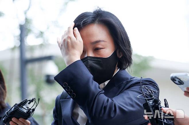 [서울=뉴시스] 김선웅 기자 = 김건희 여사 최측근으로 알려진 유경옥 전 행정관이 지난달 25일 서울 종로구 소재 김건희 특검팀(특별검사 민중기)에서 피의자 신분으로 조사를 받기 위해 출석하고 있다. 2025.08.04. mangusta@newsis.com