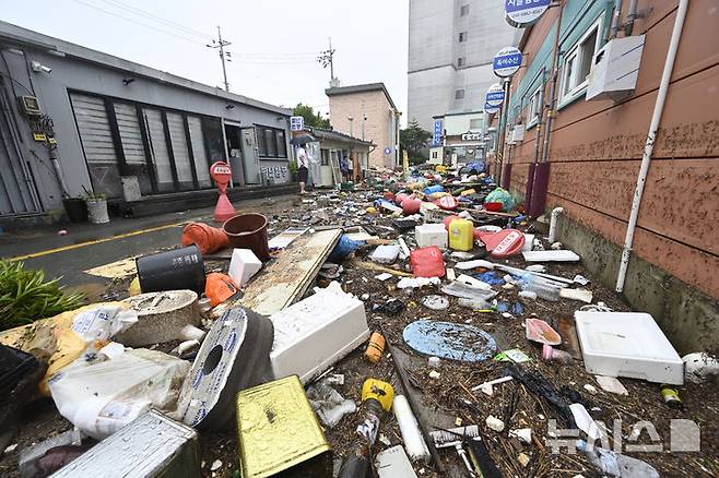 [함평=뉴시스] 박기웅 기자 = 4일 오전 전남 함평군 함평읍 함평천지전통시장 인근 길목이 폭우에 떠내려 온 폐기물로 막혀 있다. 함평에는 전날 많은 비가 내리면서 주택 50가구와 상가 46곳이 침수된 것으로 잠정 집계됐다. 2025.08.04. pboxer@newsis.com