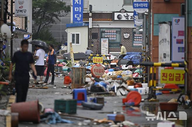 [함평=뉴시스] 박기웅 기자 = 4일 오전 전남 함평군 함평읍 함평천지전통시장 인근 길목이 폭우에 떠내려 온 폐기물로 가득하다. 함평에는 전날 많은 비가 내리면서 주택 50가구와 상가 46곳이 침수된 것으로 잠정 집계됐다. 2025.08.04. pboxer@newsis.com
