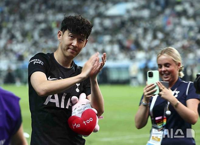 [서울=뉴시스] 김근수 기자 = 토트넘 홋스퍼 손흥민이 3일 오후 서울 마포구 서울월드컵경기장에서 열린 2025 쿠팡플레이시리즈 뉴캐슬 유나이티드와 토트넘 홋스퍼의 경기를 마치고 팬들에게 인사를 하고 있다. 2025.08.03. ks@newsis.com