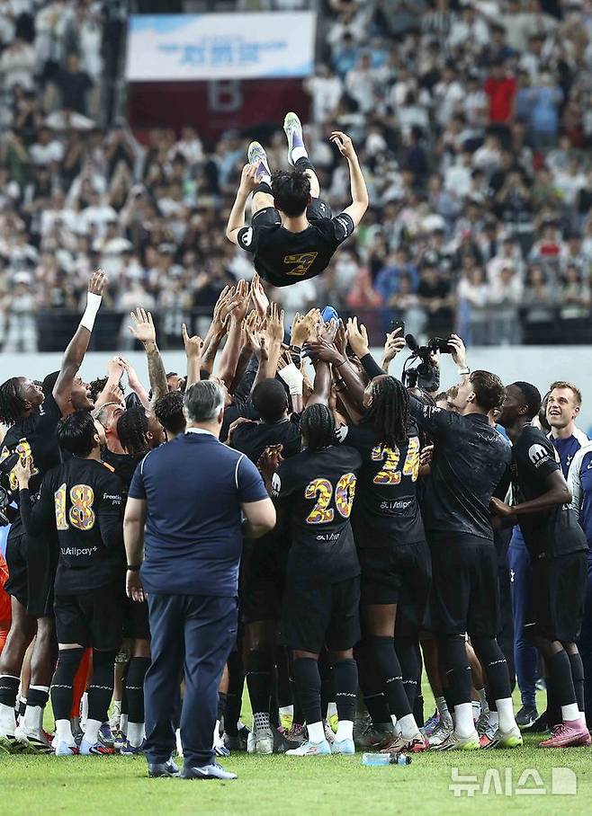 [서울=뉴시스] 김근수 기자 = 3일 오후 서울 마포구 서울월드컵경기장에서 열린 2025 쿠팡플레이시리즈 뉴캐슬 유나이티드와 토트넘 홋스퍼의 경기를 마치고 토트넘 홋스퍼 선수들이 손흥민을 행가래 하고 있다. 2025.08.03. ks@newsis.com