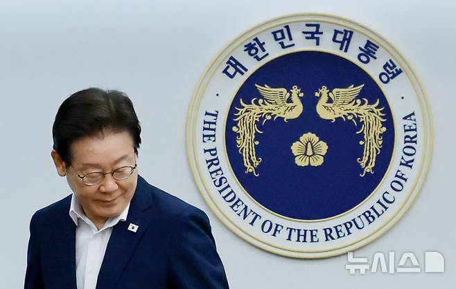 [서울=뉴시스] 고범준 기자 = 이재명 대통령이 30일 서울 용산 대통령실 청사에서 열린 비상경제점검 태스크포스(TF) 3차회의에 입장하고 있다. (대통령실통신사진기자단) 2025.07.30. bjko@newsis.com