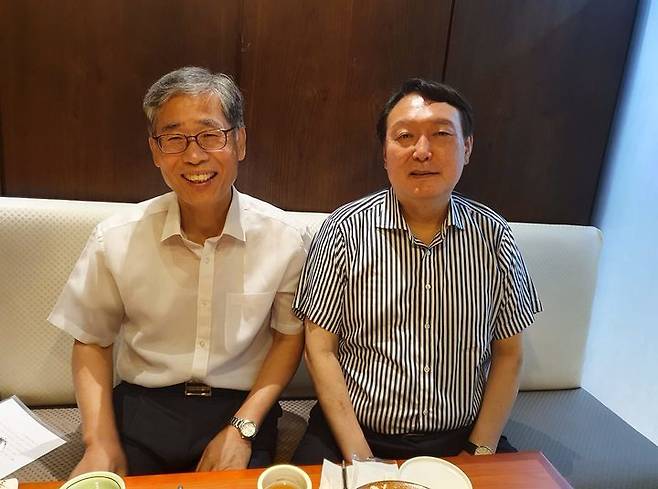 [뉴시스] 신평 변호사(왼쪽)와 윤석열 전 대통령. (출처=신평 페이스북) *재판매 및 DB 금지