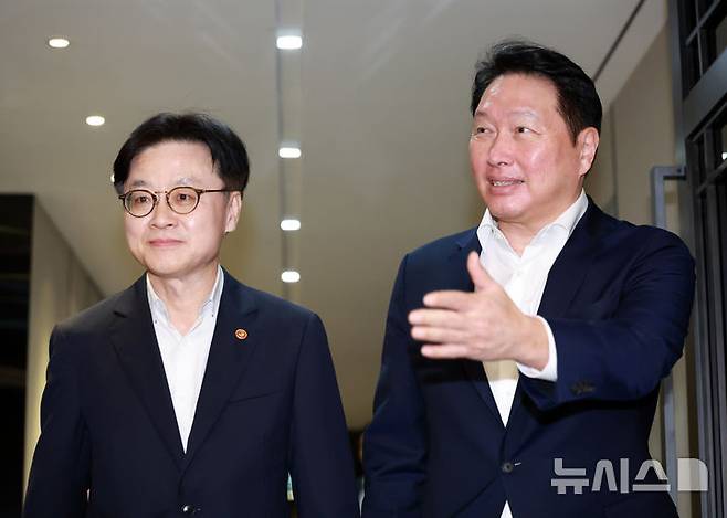 [서울=뉴시스] 이영환 기자 = 최태원 대한상공회의소 회장과 김정관 산업통상자원부 장관이 4일 오후 서울 중구 대한상공회의소 대접견실로 들어서고 있다. 2025.08.04. 20hwan@newsis.com