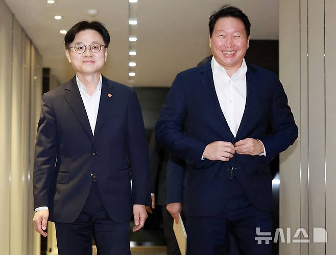 [서울=뉴시스] 이영환 기자 = 김정관(왼쪽) 산업통상자원부 장관과 최태원 대한상공회의소 회장이 4일 오후 서울 중구 대한상공회의소 대접견실로 들어서고 있다. 2025.08.04. 20hwan@newsis.com