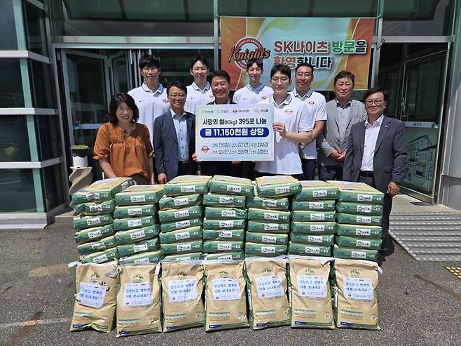 [서울=뉴시스] 강원도 고성군에 쌀을 전달한 프로농구 서울 SK. (사진=서울 SK 제공) *재판매 및 DB 금지