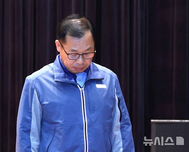 [인천=뉴시스] 전진환 기자 = 정희민 포스코이앤씨 대표이사 사장이 29일 오후 인천 연수구 포스코이앤씨 인천 송도사옥에서 지난 28일 경남 함양~창녕 고속도로 현장에서 발생한 중대재해와 관련해 사과문을 발표 후 퇴장하고 있다.  포스코이앤씨가 시공하는 경남 함양-울산고속도로 의령나들목 공사 현장에서 지난 28일 사면 보강 작업을 하던 60대 노동자가 천공기(지반을 뚫는 건설기계)에 끼여 사망하는 사고가 발생했다. 2025.07.29 amin2@newsis.com